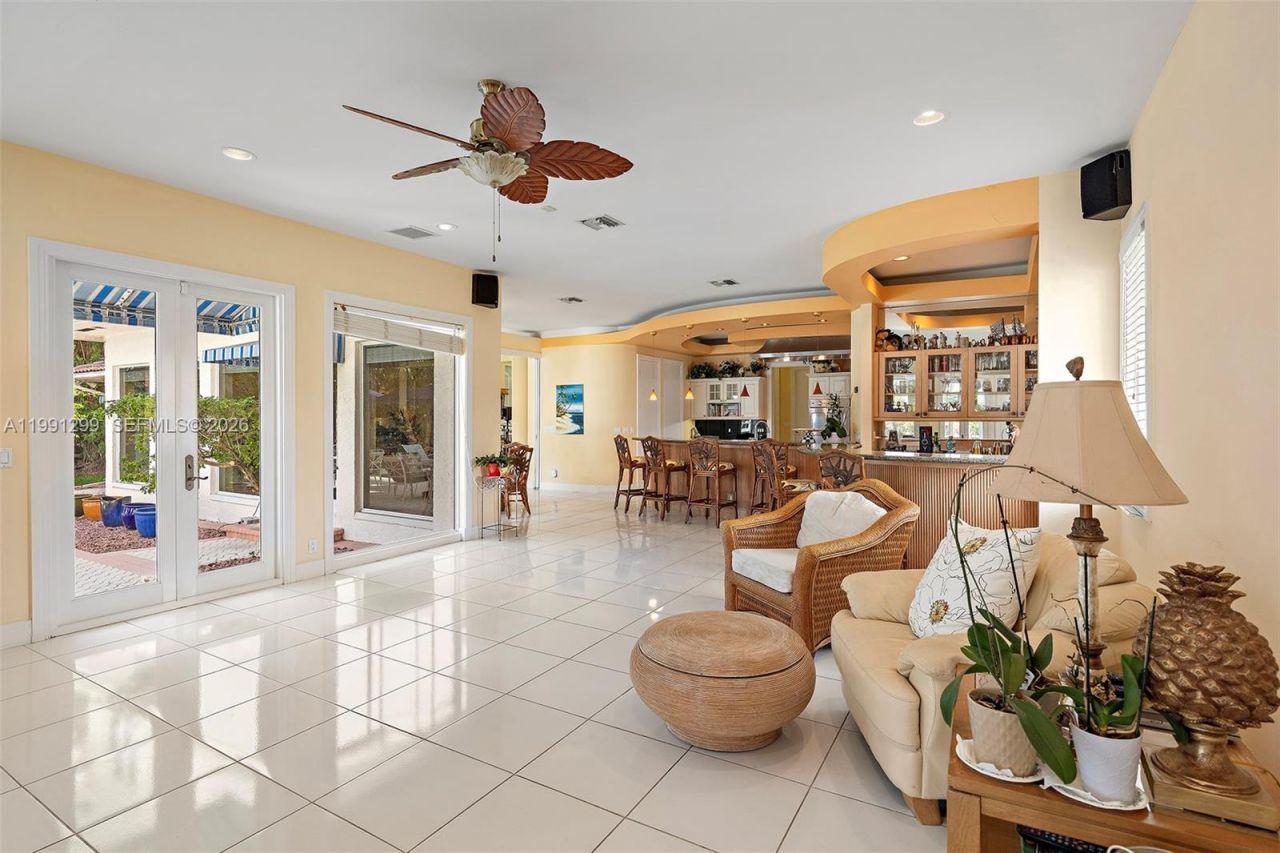 1047 S Southlake Dr, Hollywood, FL 33019 Photo