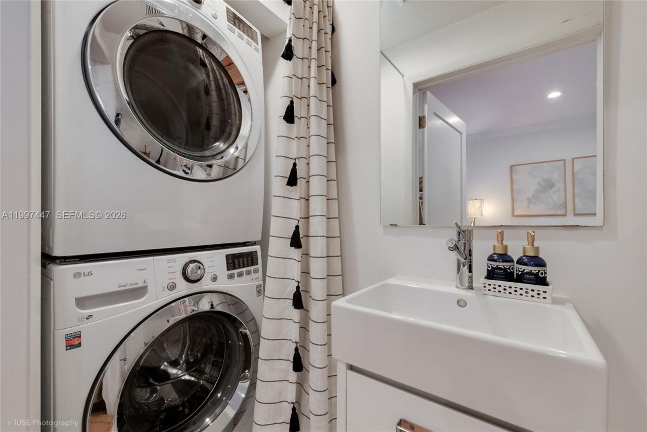 21 Madeira Ave , Unit 12, Coral Gables, FL 33134 Photo