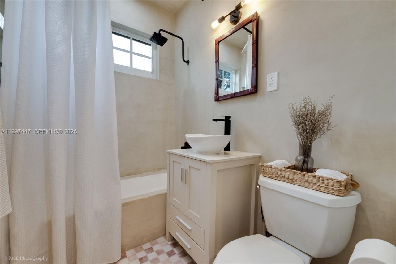 21 Madeira Ave , Unit 12, Coral Gables, FL 33134 Photo