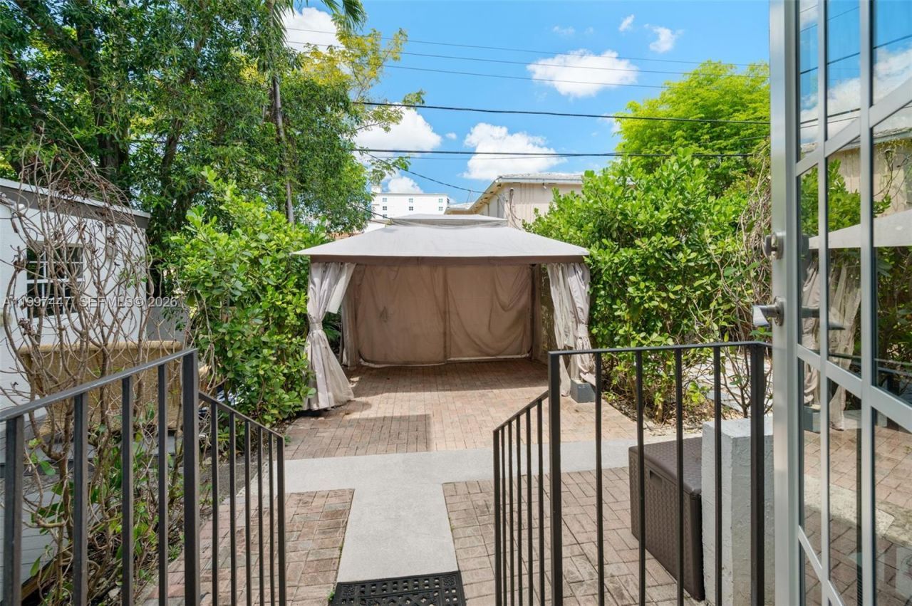 21 Madeira Ave , Unit 12, Coral Gables, FL 33134 Photo