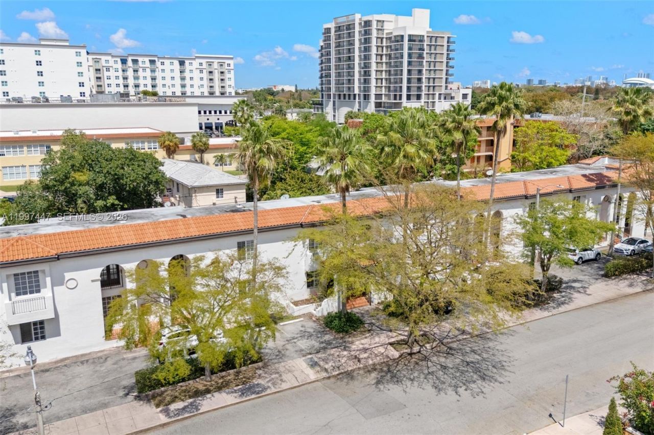 21 Madeira Ave , Unit 12, Coral Gables, FL 33134 Photo