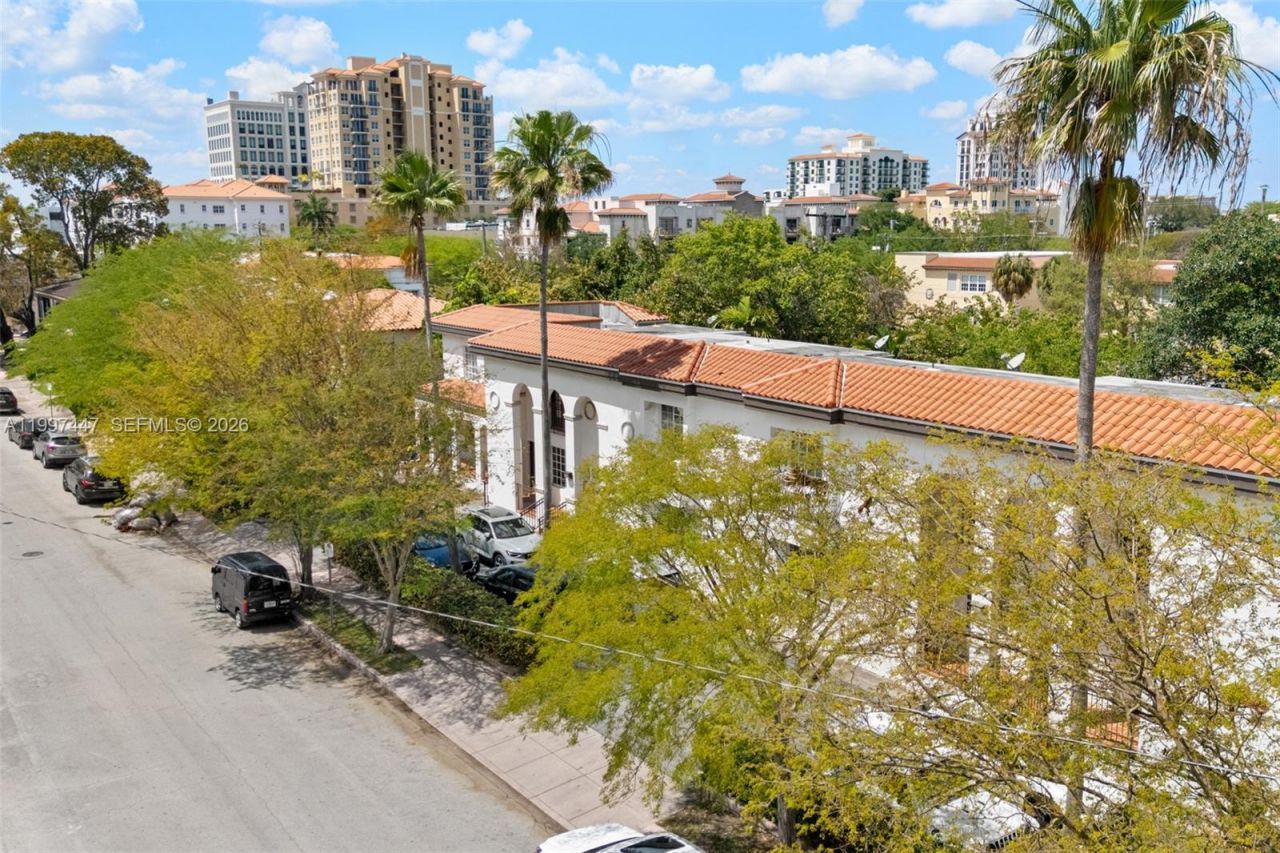 21 Madeira Ave , Unit 12, Coral Gables, FL 33134 Photo