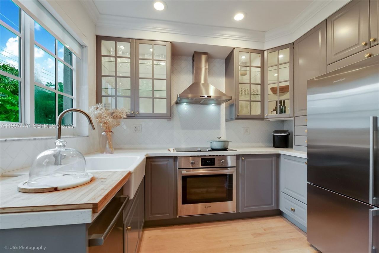 21 Madeira Ave , Unit 12, Coral Gables, FL 33134 Photo