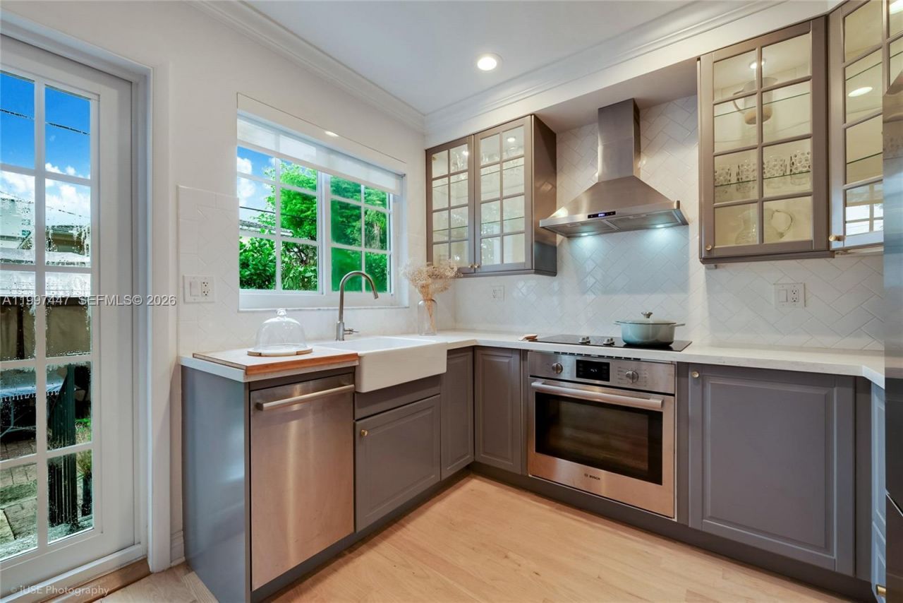 21 Madeira Ave , Unit 12, Coral Gables, FL 33134 Photo