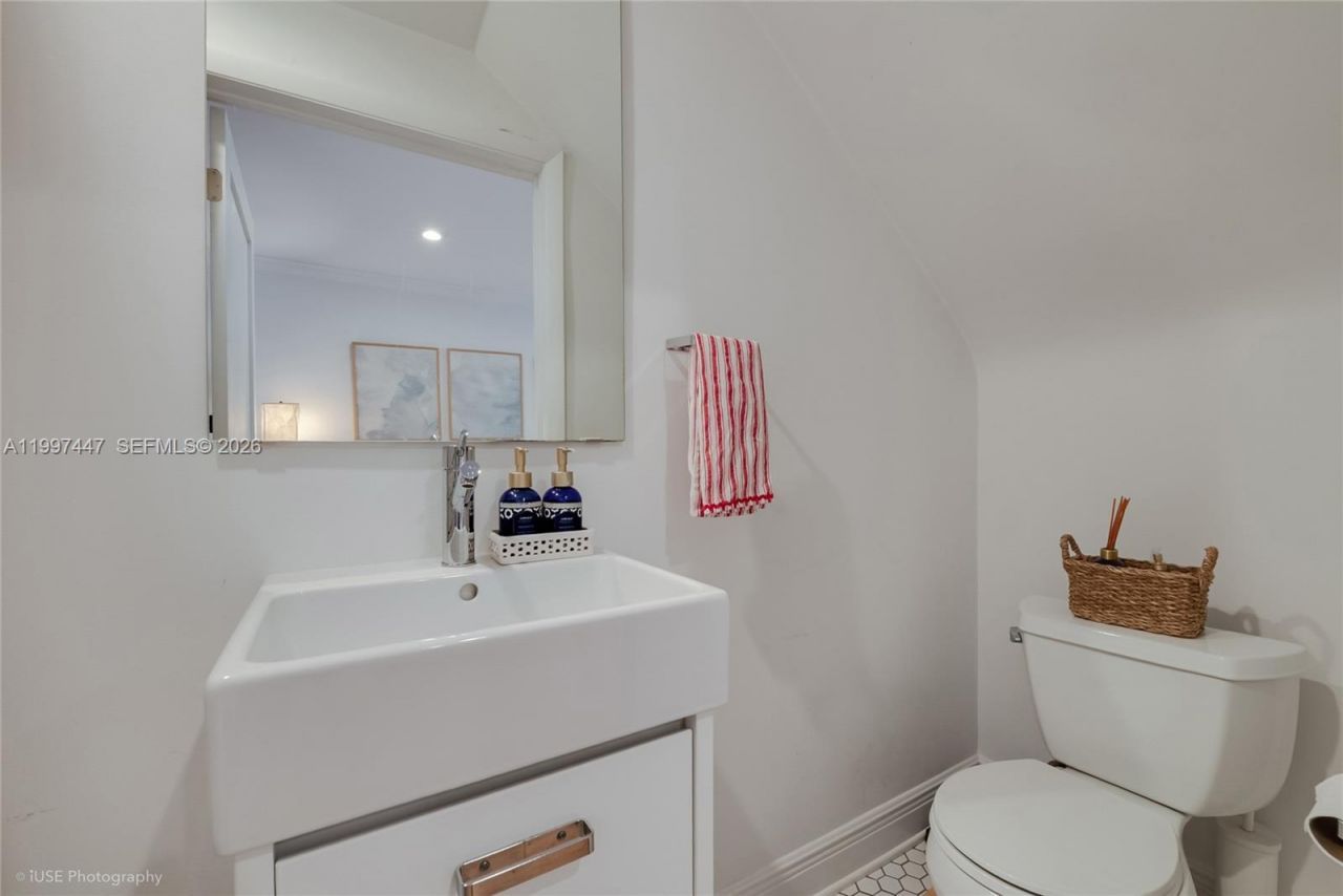 21 Madeira Ave , Unit 12, Coral Gables, FL 33134 Photo