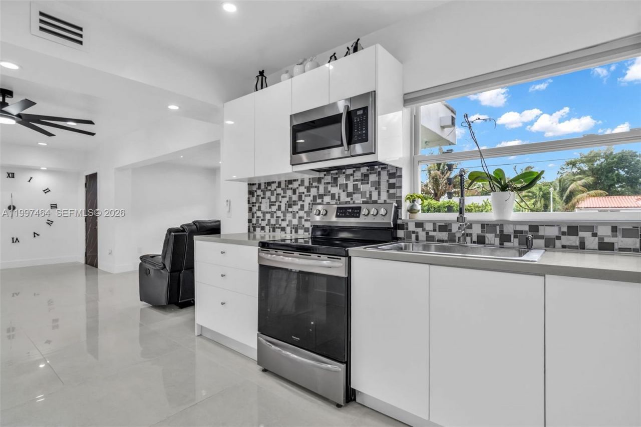 1055 NE 144th St, North Miami, FL 33161 Photo