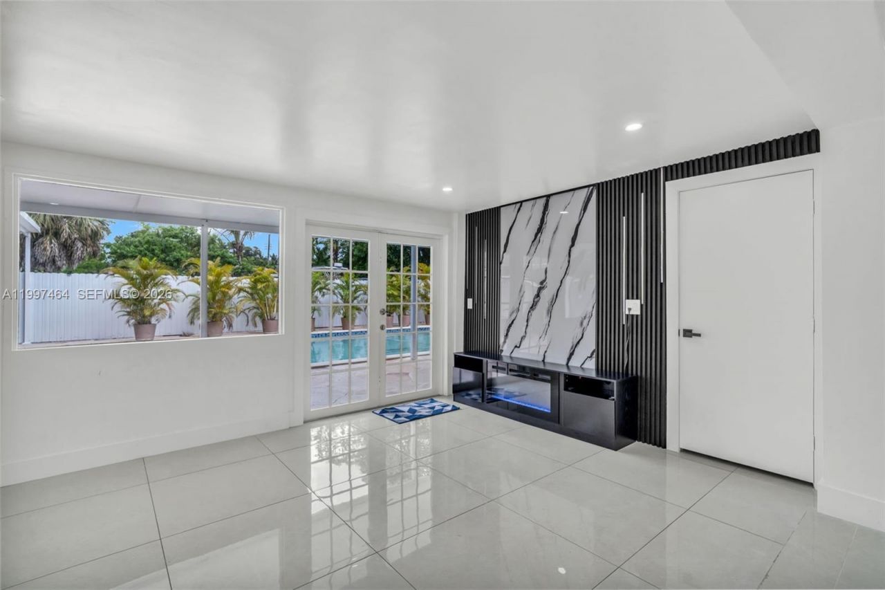 1055 NE 144th St, North Miami, FL 33161 Photo