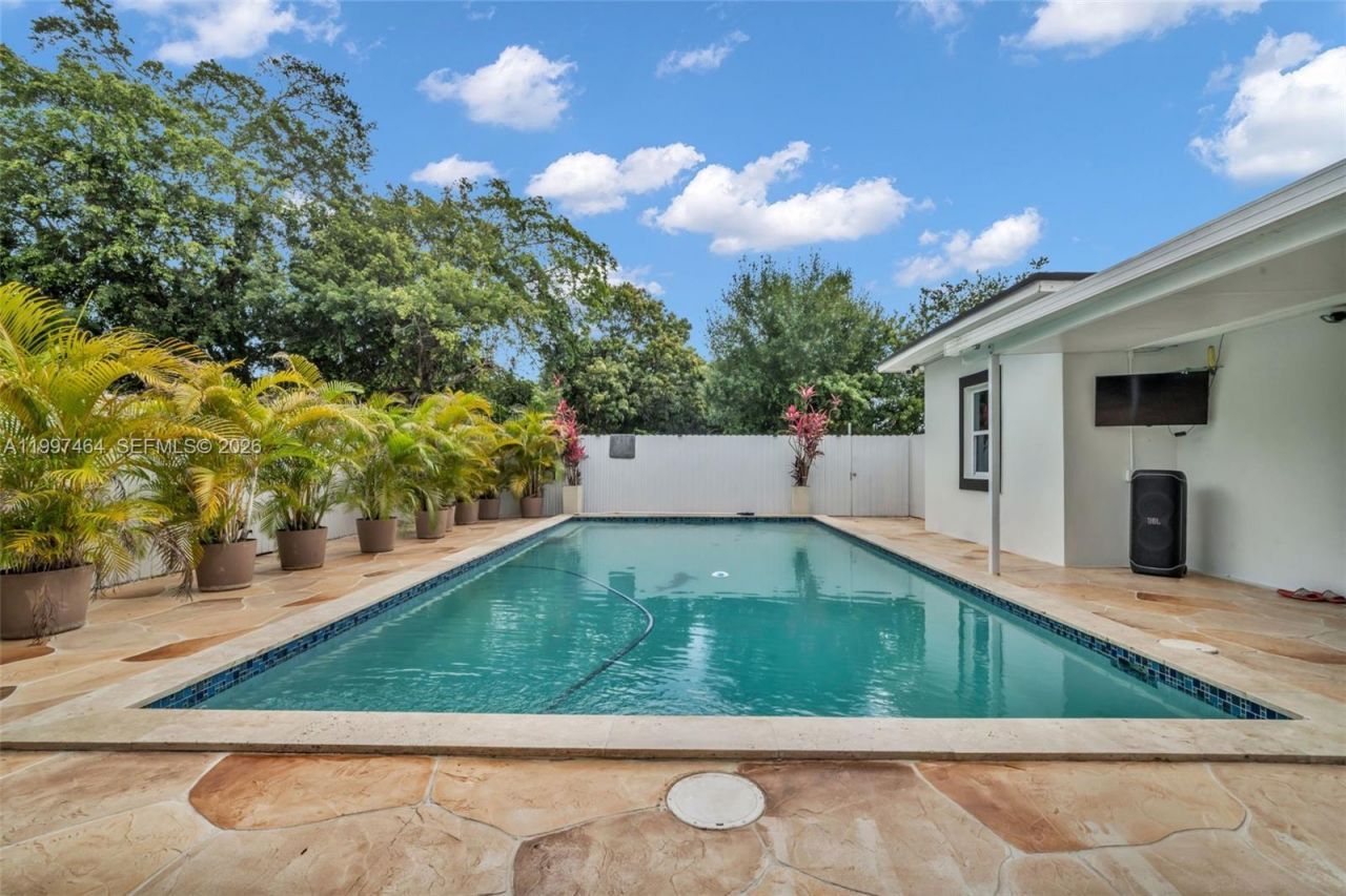 1055 NE 144th St, North Miami, FL 33161 Photo