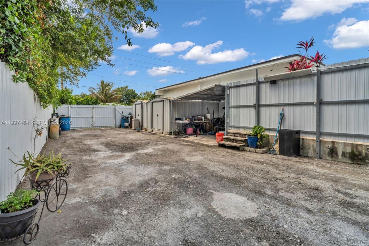 1055 NE 144th St, North Miami, FL 33161 Photo