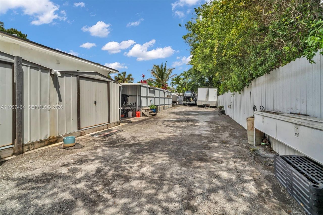 1055 NE 144th St, North Miami, FL 33161 Photo