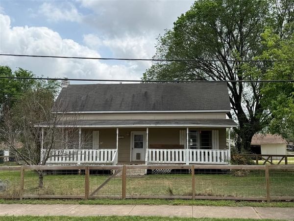 280 W 4th Street , Crawford, TX 76638