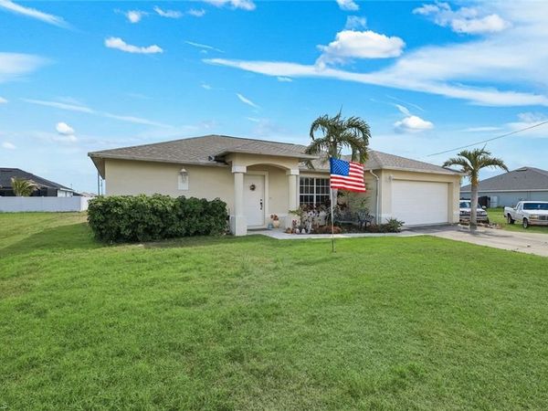 1020 Diplomat PKWY W, CAPE CORAL, FL 33993