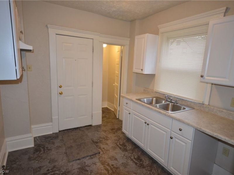 486 Howe Street, Akron, OH 44307 Photo 6