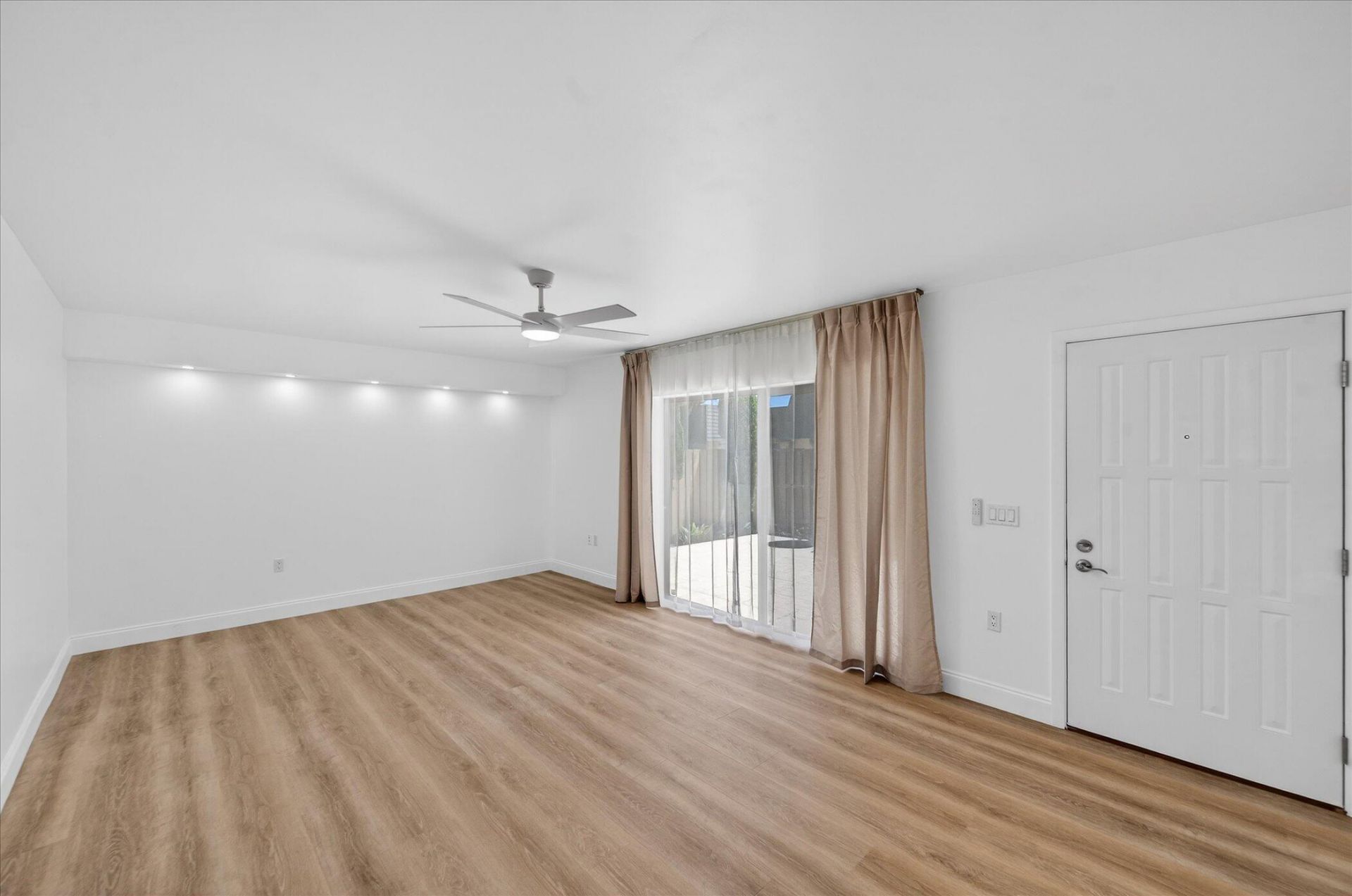 1617 16th Way, West Palm Beach, FL 33407 Photo