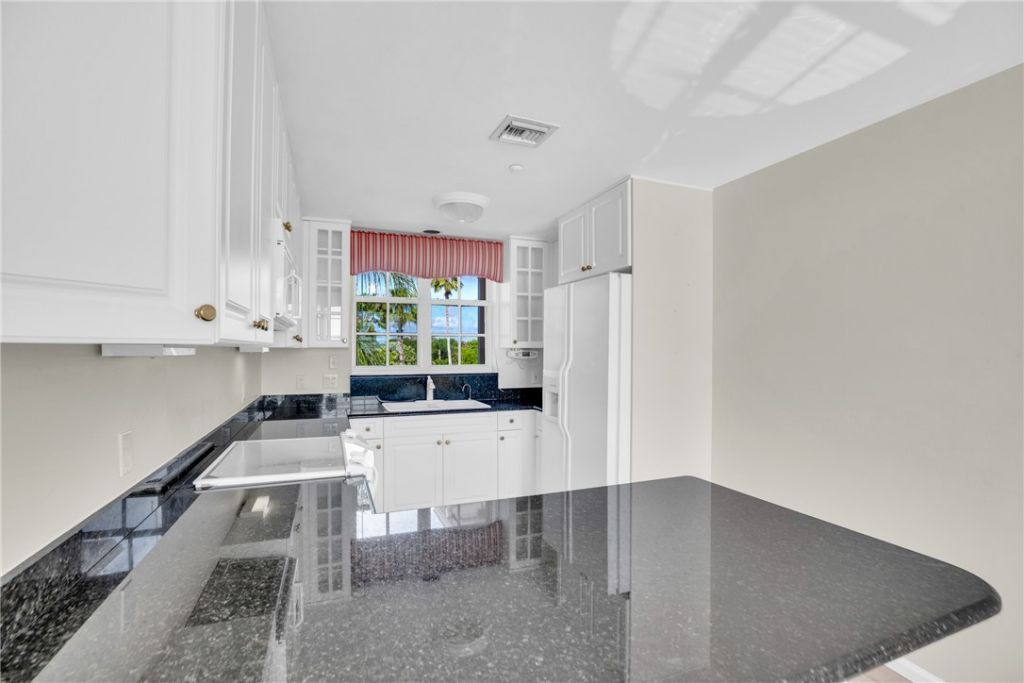 5540 N Harbor Village Drive, Unit 305, Vero Beach, FL 32967 Photo