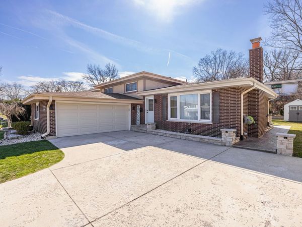 8518 Forest Drive, Hickory Hills, IL 60457