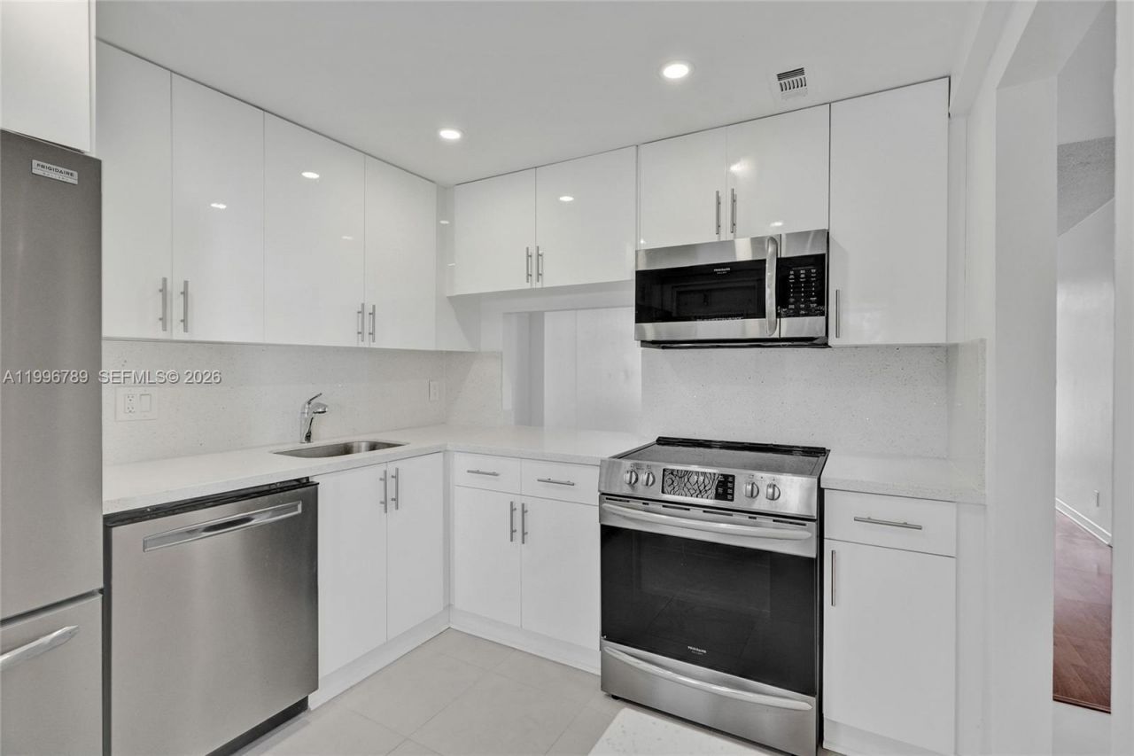 3181 S Ocean Dr, Unit 306 W, Hallandale Beach, FL 33009 Photo