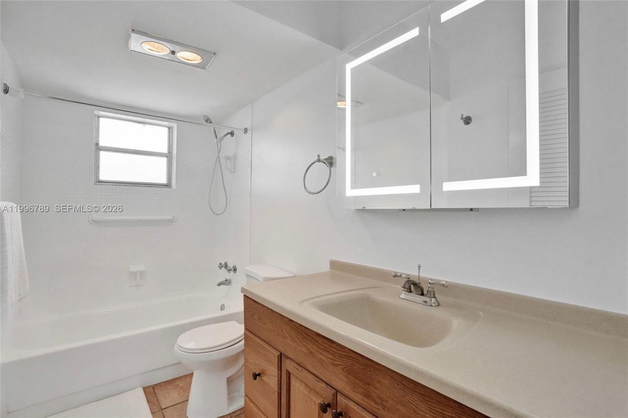 3181 S Ocean Dr, Unit 306 W, Hallandale Beach, FL 33009 Photo