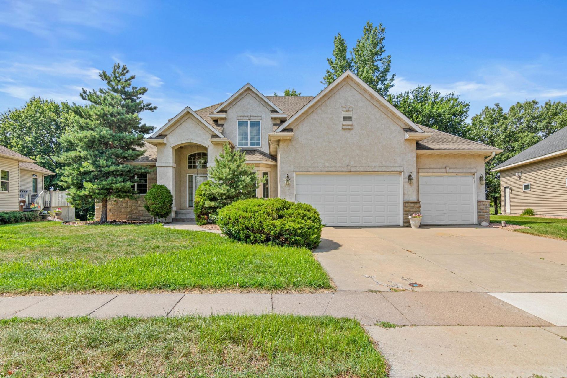 8304 9th Street N, Oakdale, MN 55128