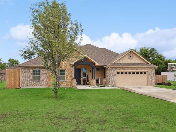 342 W Huffman Street , Krum, TX 76249