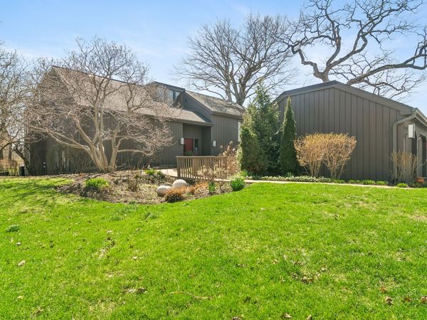 563 Woodview Road , Unit D, Lake Barrington, IL 60010