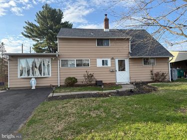 25 GOLDENGATE ROAD, LEVITTOWN, PA 19057