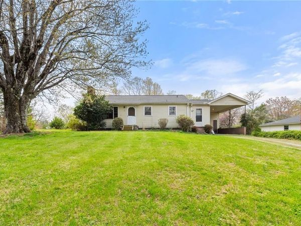 6111 Phelps Circle , Winston-Salem, NC 27105