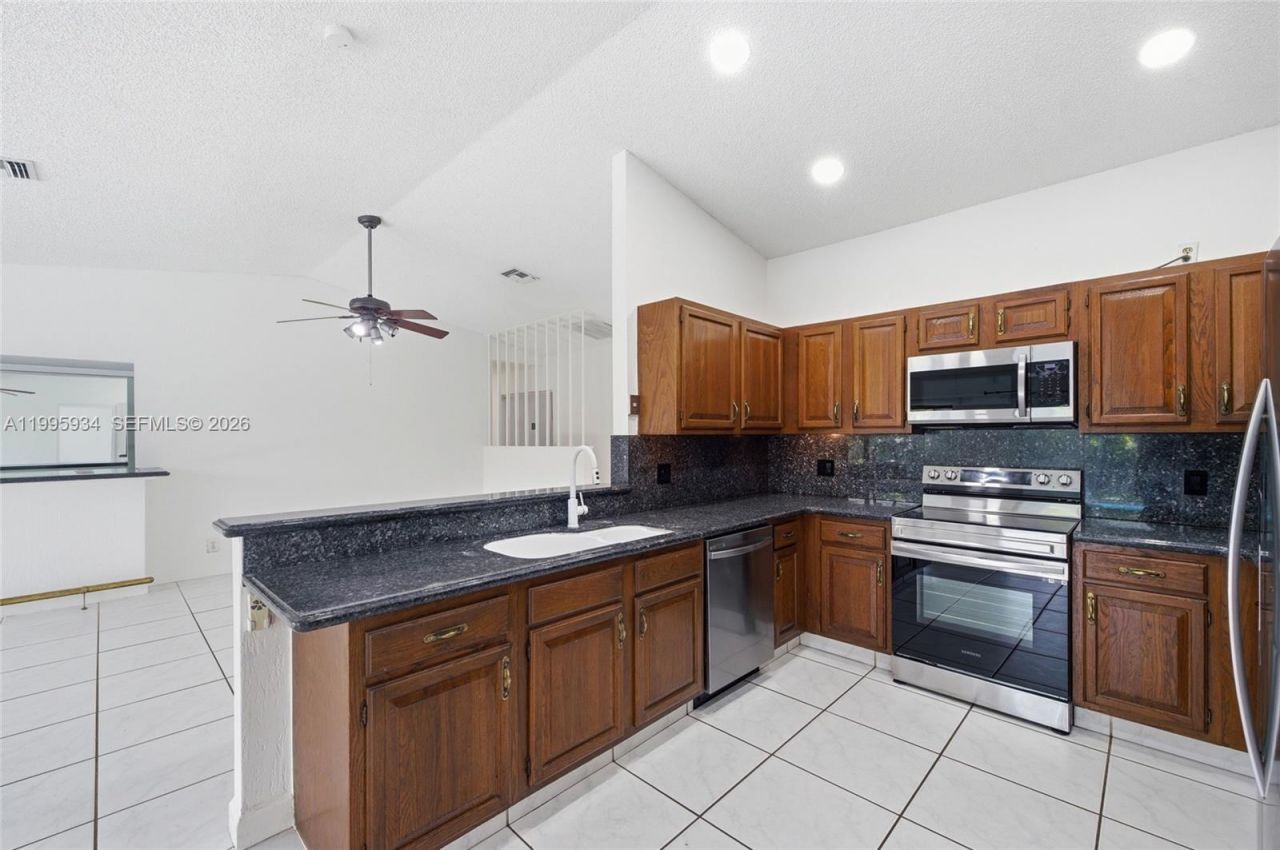 676 NW 107th Ln, Coral Springs, FL 33071 Photo