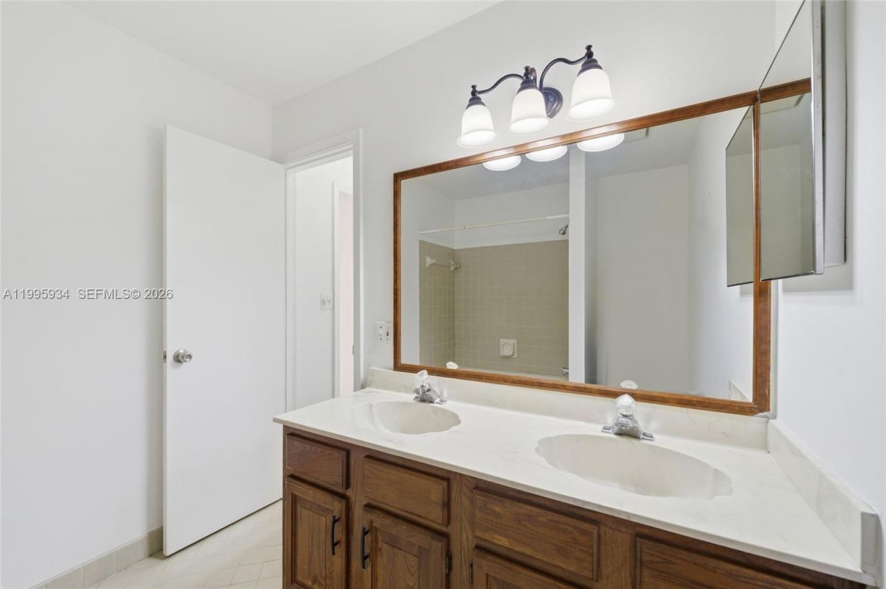 676 NW 107th Ln, Coral Springs, FL 33071 Photo