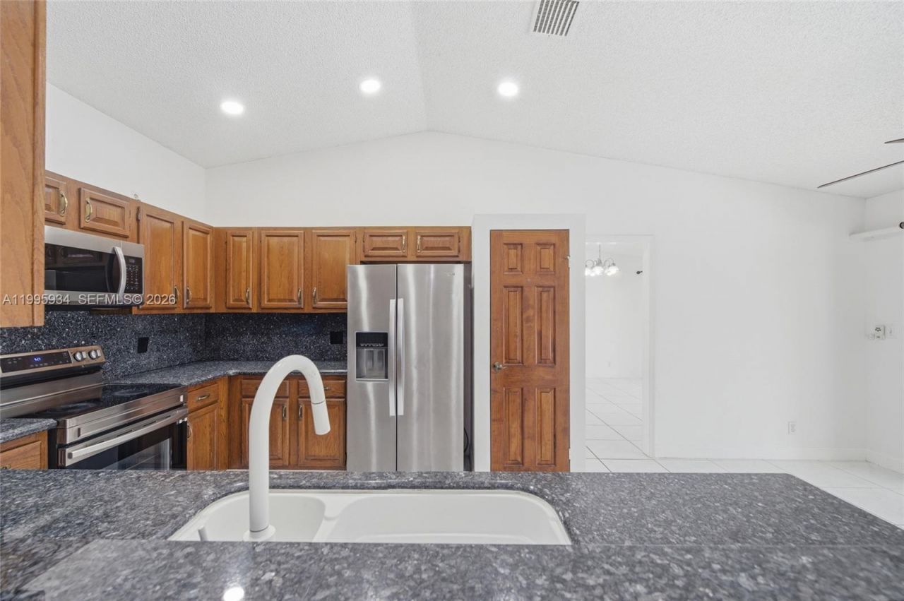 676 NW 107th Ln, Coral Springs, FL 33071 Photo