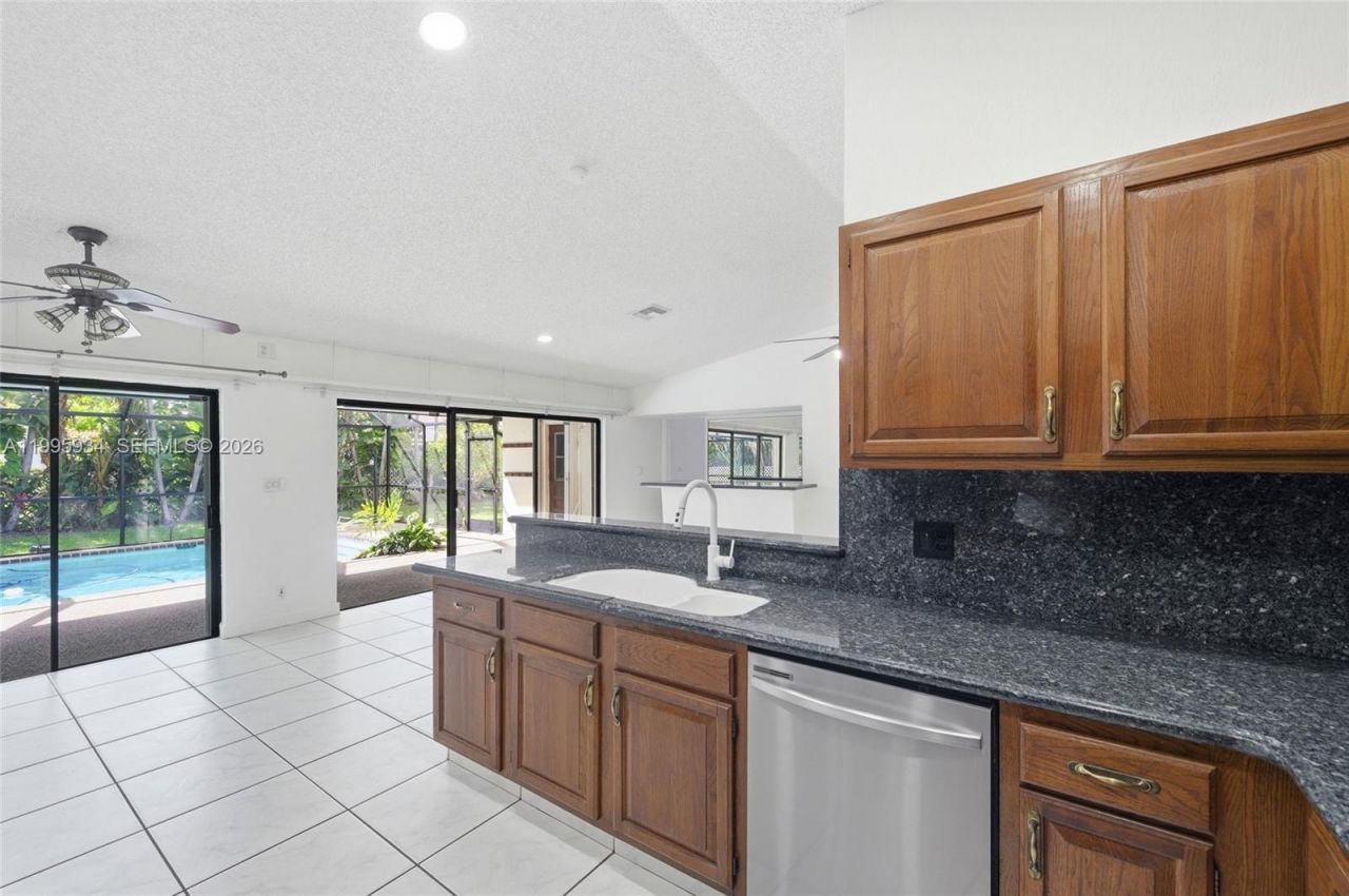 676 NW 107th Ln, Coral Springs, FL 33071 Photo