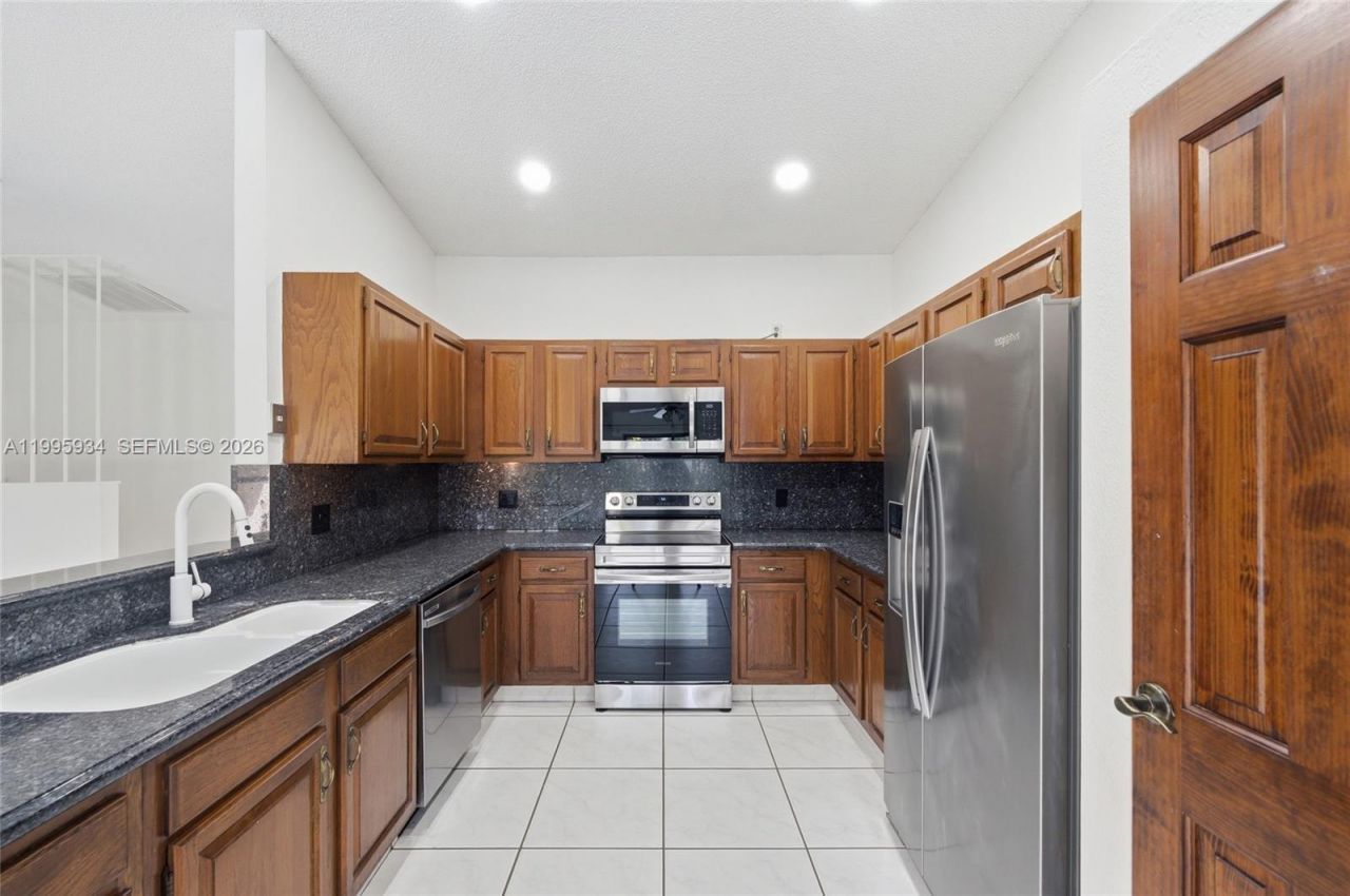 676 NW 107th Ln, Coral Springs, FL 33071 Photo