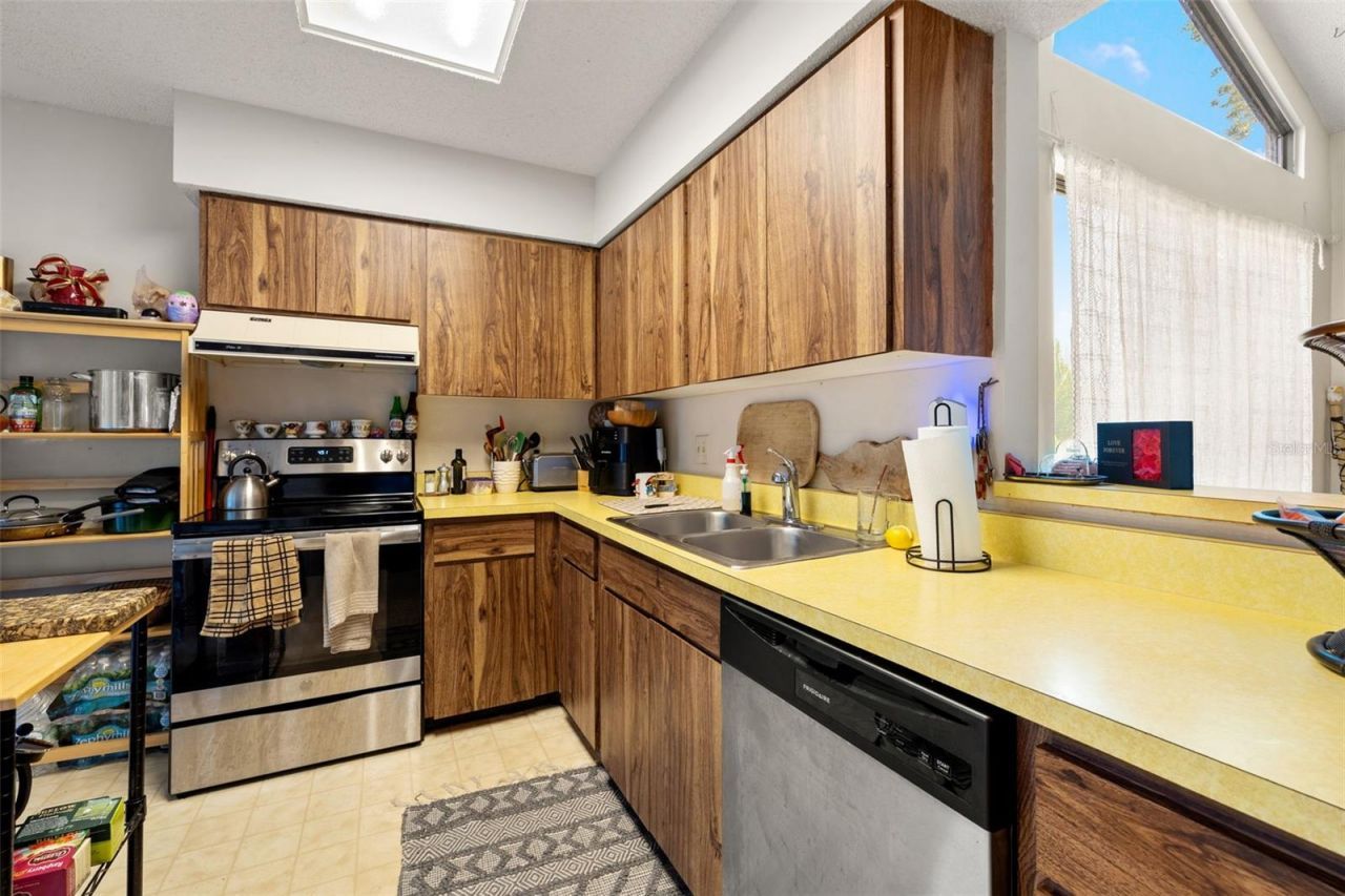 2200 Bahia Vista Street, Unit B8, Sarasota, FL 34239 Photo