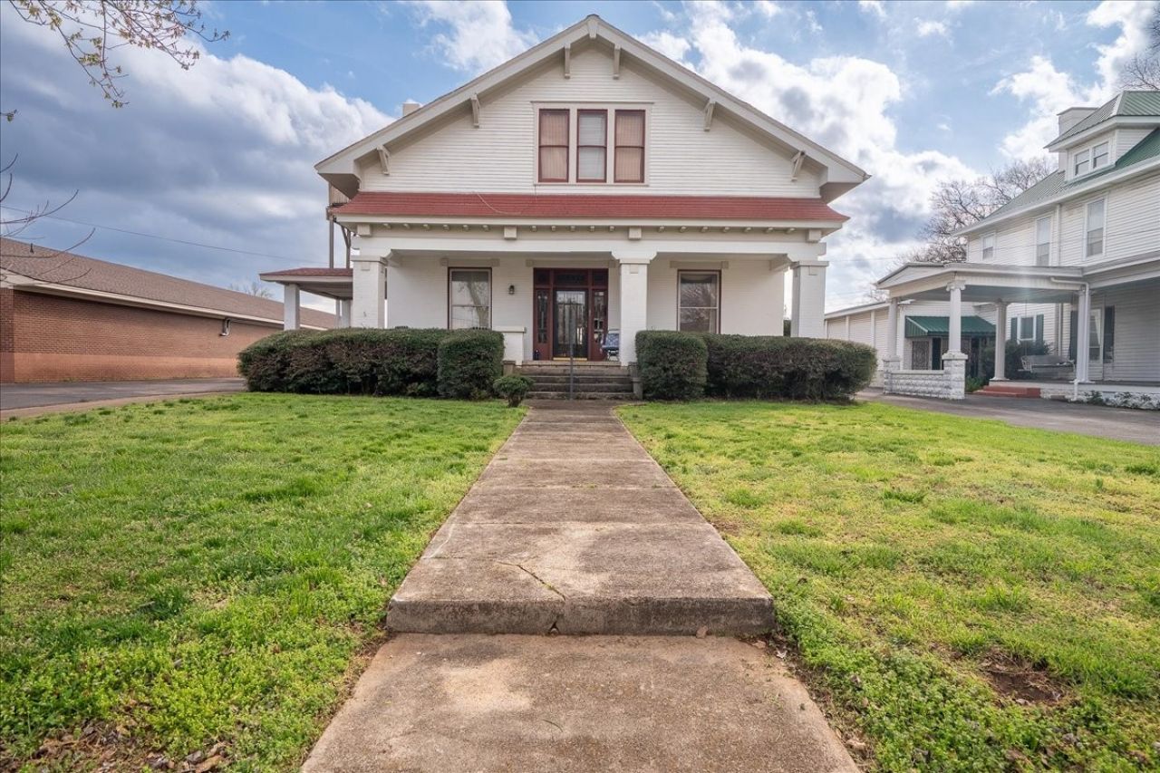 235 Pulaski St , Lawrenceburg, TN 38464 Main Photo