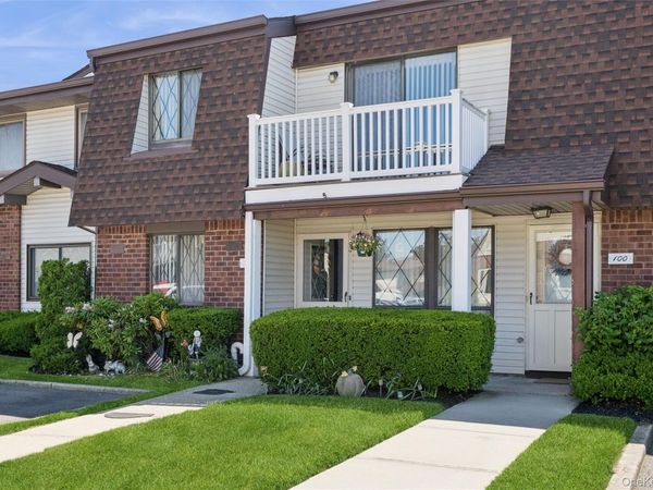 100 S Cambridge Drive S, Unit 100, Copiague, NY 11726