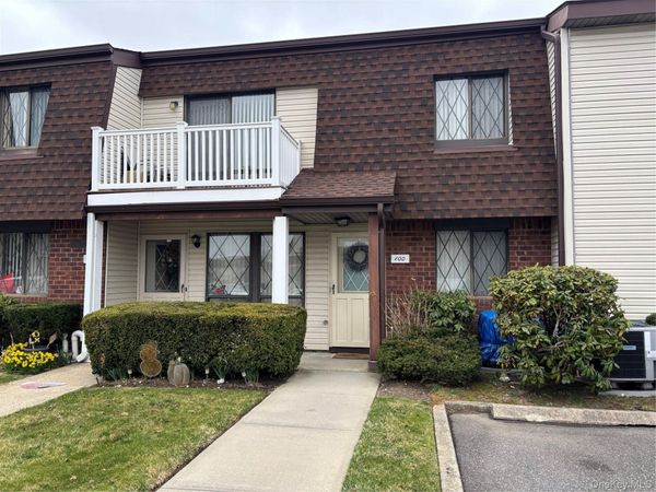 100 S Cambridge Drive S, Unit 100, Copiague, NY 11726