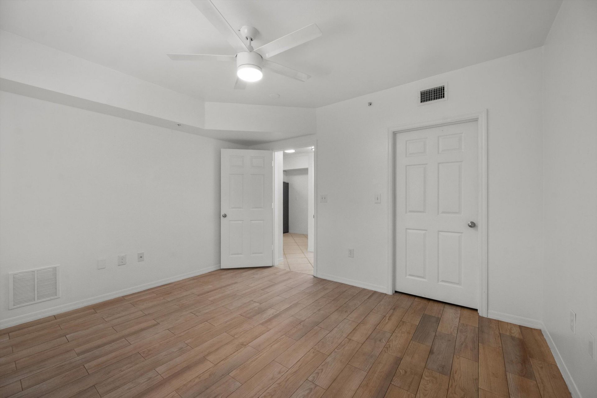 6475 Emerald Dunes Drive, Unit 206, West Palm Beach, FL 33411 Photo