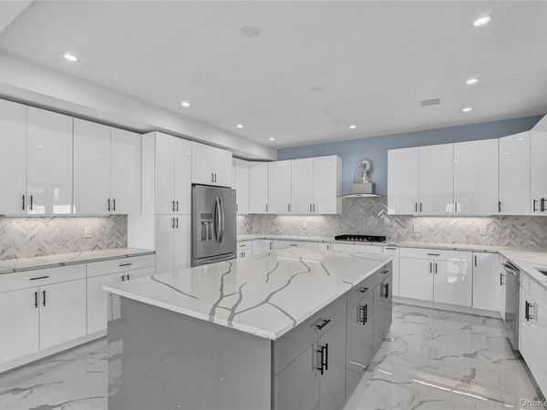 557 Knoll Court , Seaford, NY 11783