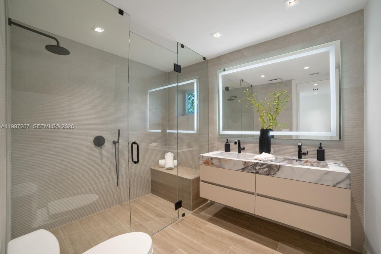 19721 NE 23 Ave , Miami, FL 33180 Photo