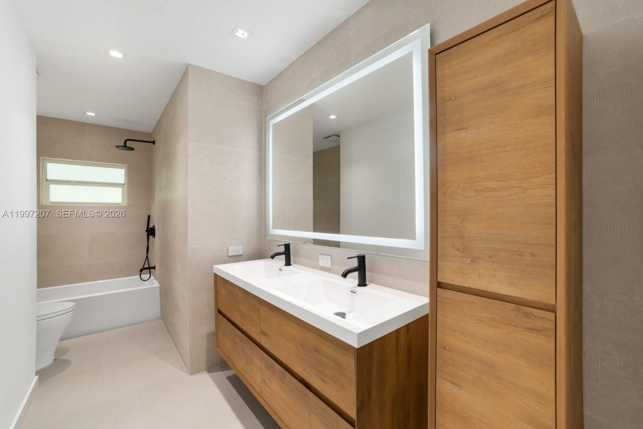 19721 NE 23 Ave , Miami, FL 33180 Photo