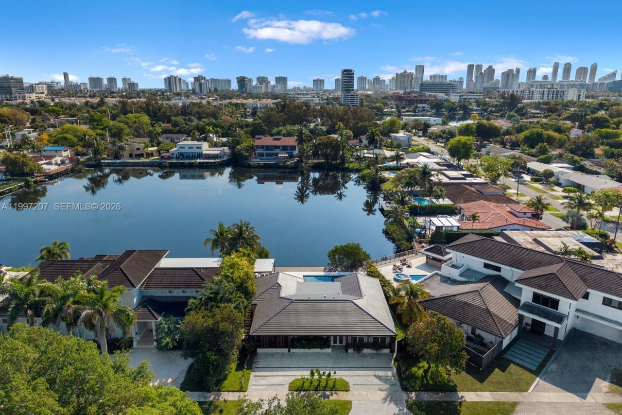 19721 NE 23 Ave , Miami, FL 33180 Photo