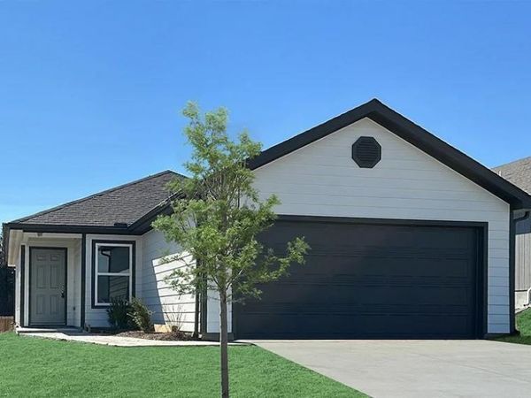 441 Rock Creek Drive, Tonganoxie, KS 66086