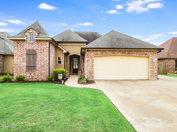 112 Tall Oaks Lane , Youngsville, LA 70592