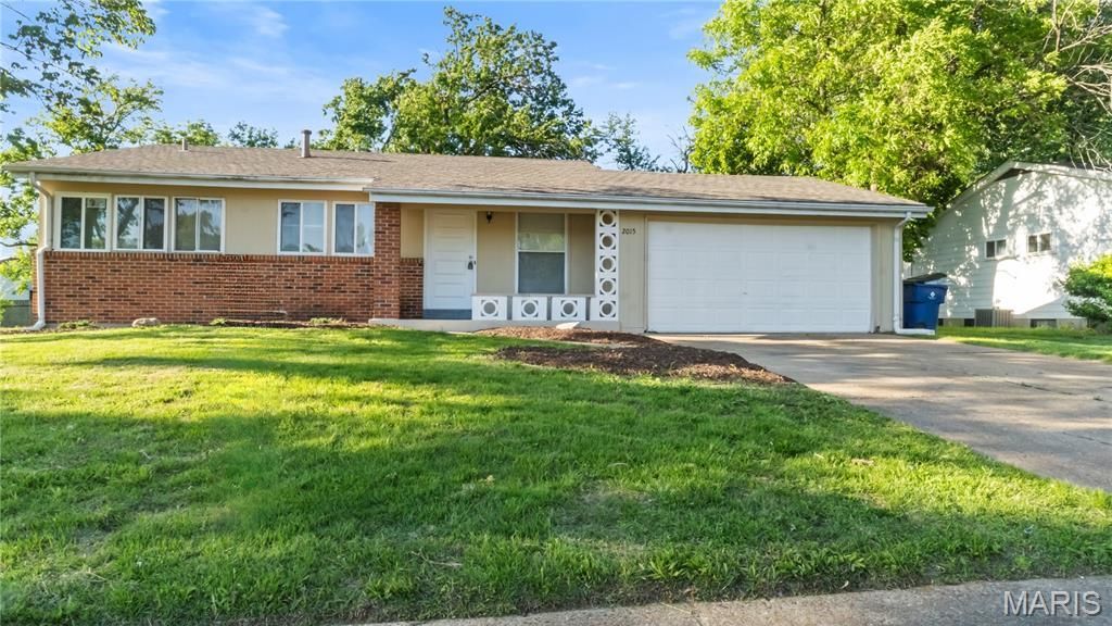 2015 Avon Drive, Florissant, MO 63033 Main Photo