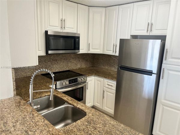 200 W Palm Cir W, Unit 107, Pembroke Pines, FL 33025