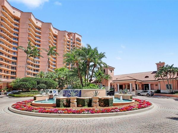 60 Edgewater Dr, Unit 3G, Coral Gables, FL 33133