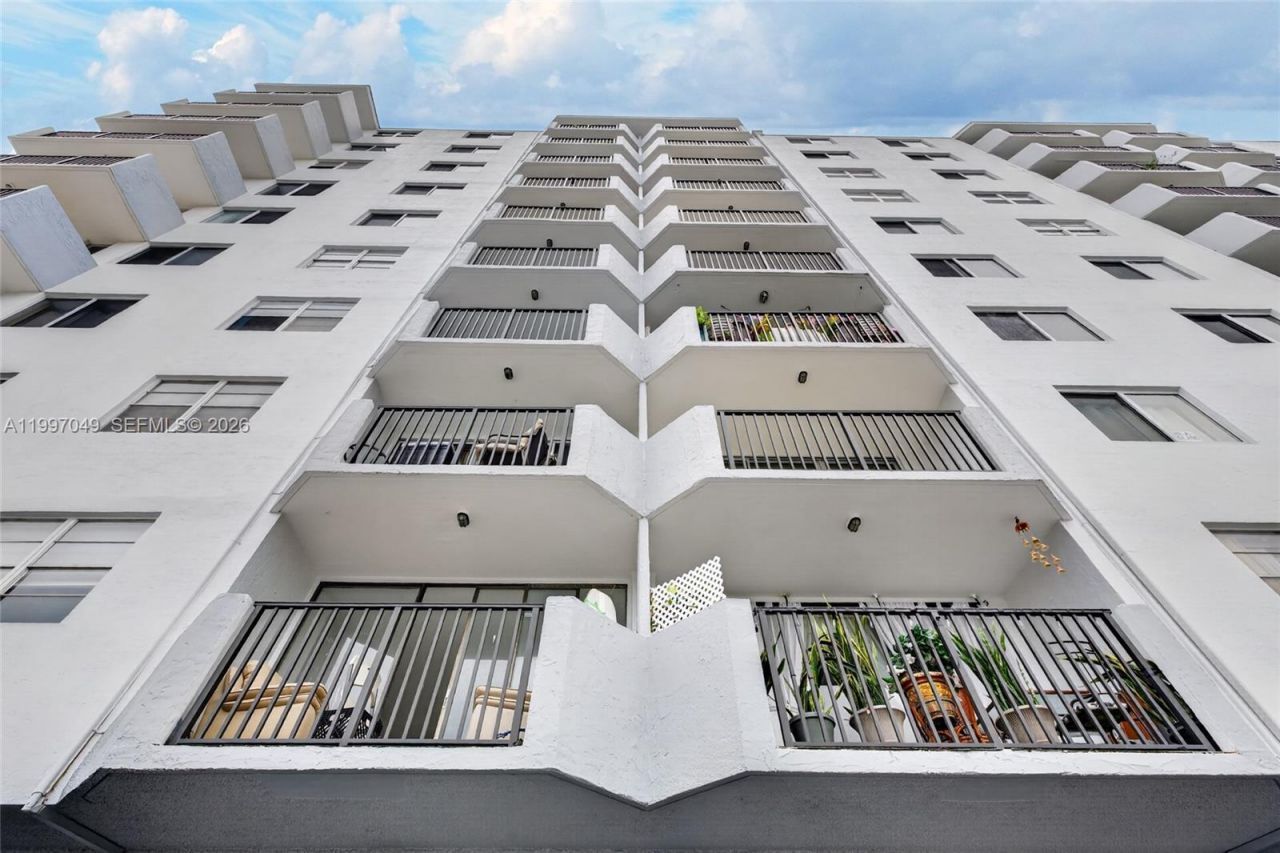 3703 NE 166th St , Unit 302, North Miami Beach, FL 33160 Photo