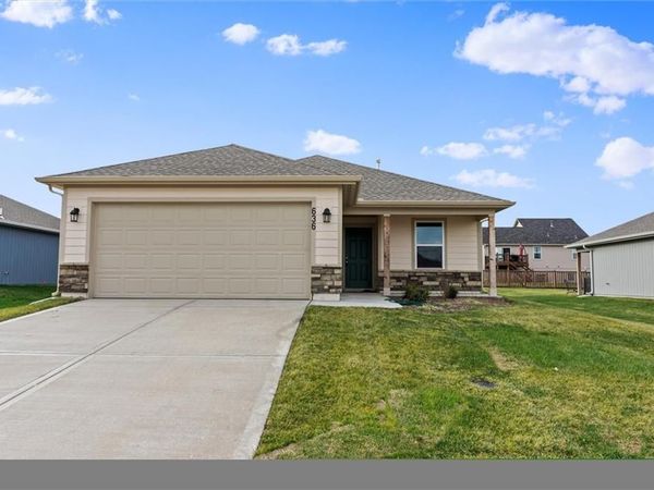 2784 Woodfield Drive, Tonganoxie, KS 66086