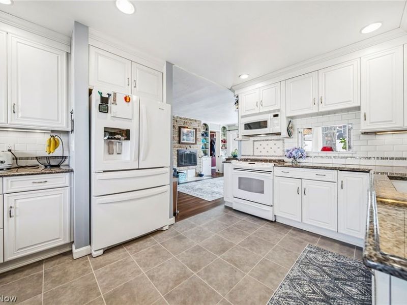 25301 Wolf Road, Bay Village, OH 44140 Photo 9