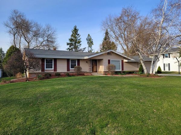 13600 W Forest Knoll DRIVE, New Berlin, WI 53151